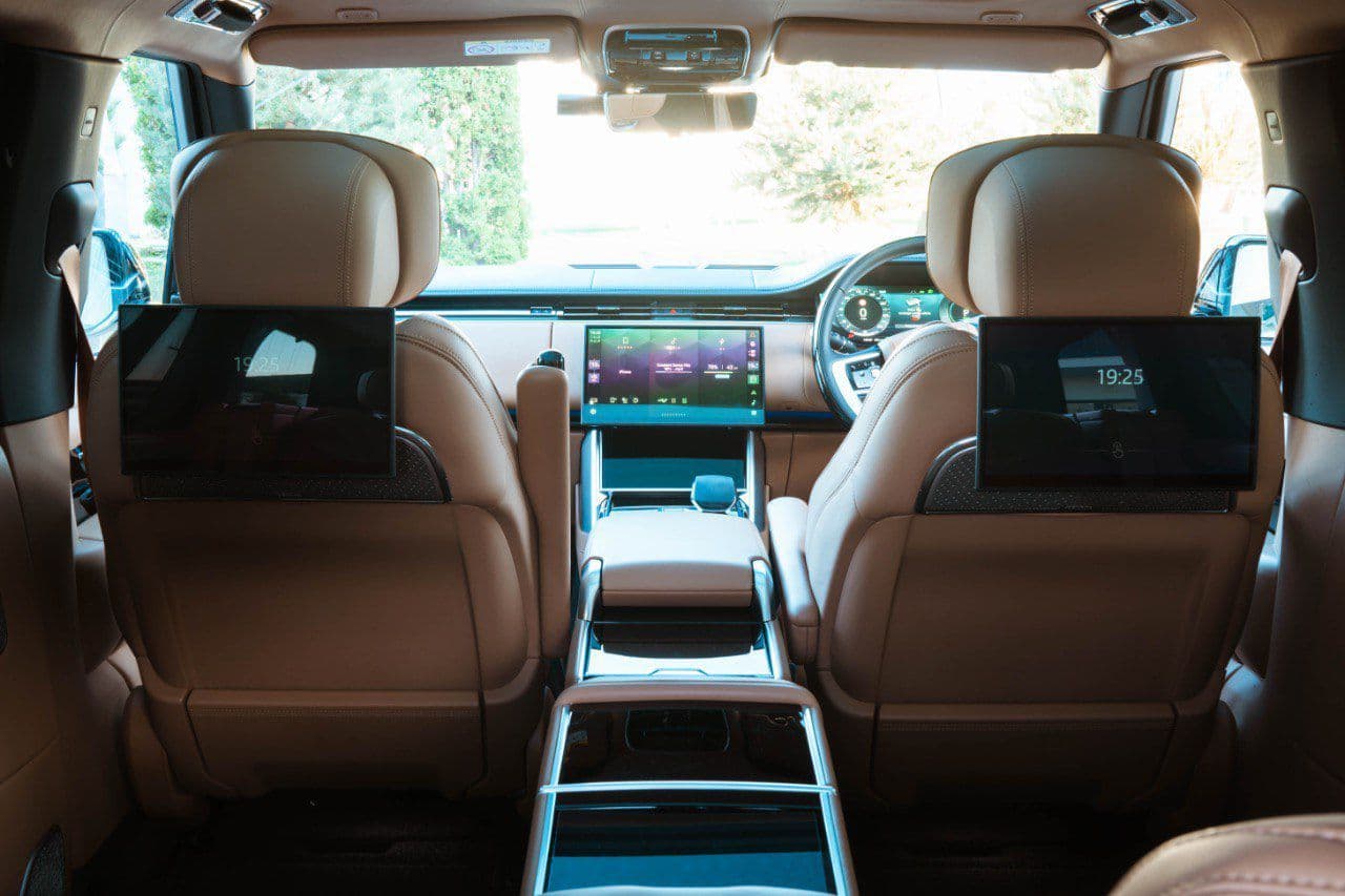 Range Rover Autobiography Interior – Premium Luxury Cabin for Executive and VIP Chauffeur Travel in London